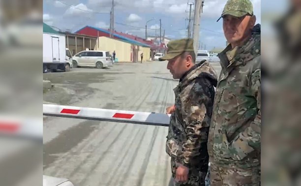 Собственники южно-сахалинской торговой базы проигнорировали предписание убрать шлагбаум