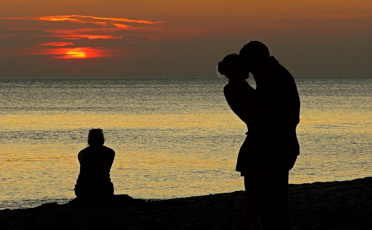 "Таран в Таранае": ревнивая автомобилистка на Сахалине пять раз врезалась в машину соперницы 