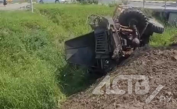 "Просто жесть": большегруз улетел с трассы на выезде из Корсакова