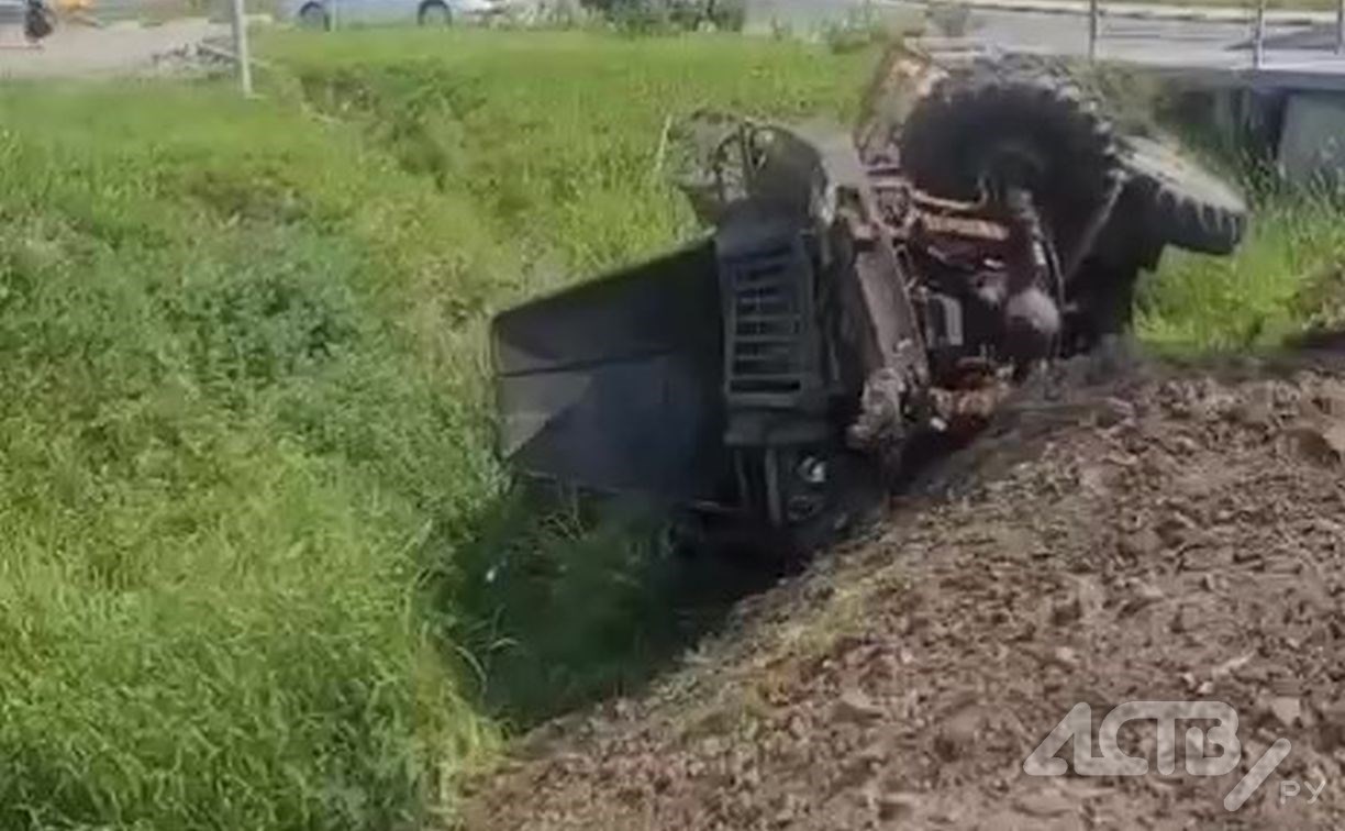 "Просто жесть": большегруз улетел с трассы на выезде из Корсакова