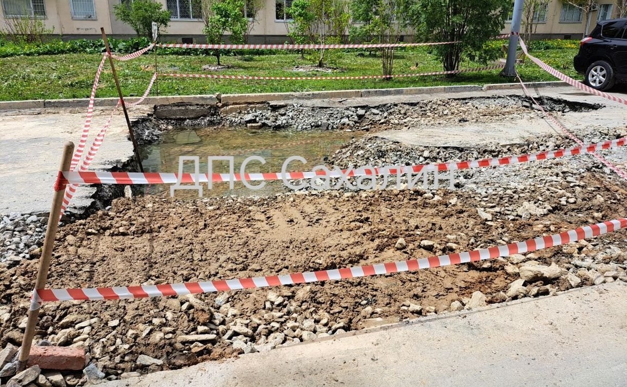 Поток воды помешал ремонту двора на улице Поповича в Южно-Сахалинске