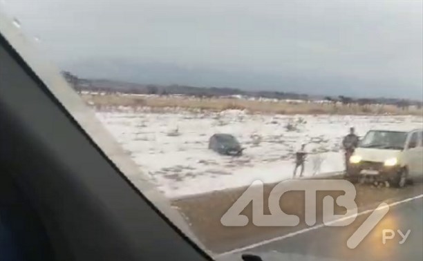 По дороге в Охотское и Взморье за пределы дороги вылетели три автомобиля