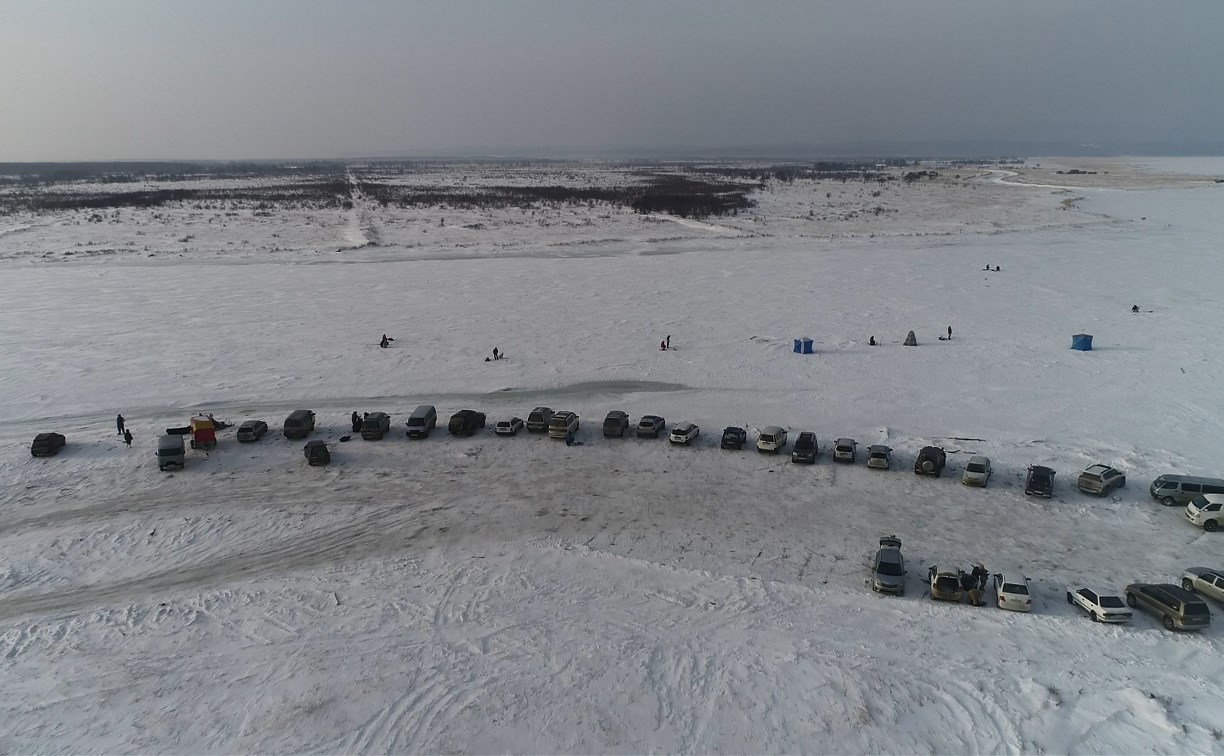 Сахалинские рыбаки мигрируют на север, пока нет льда на юге