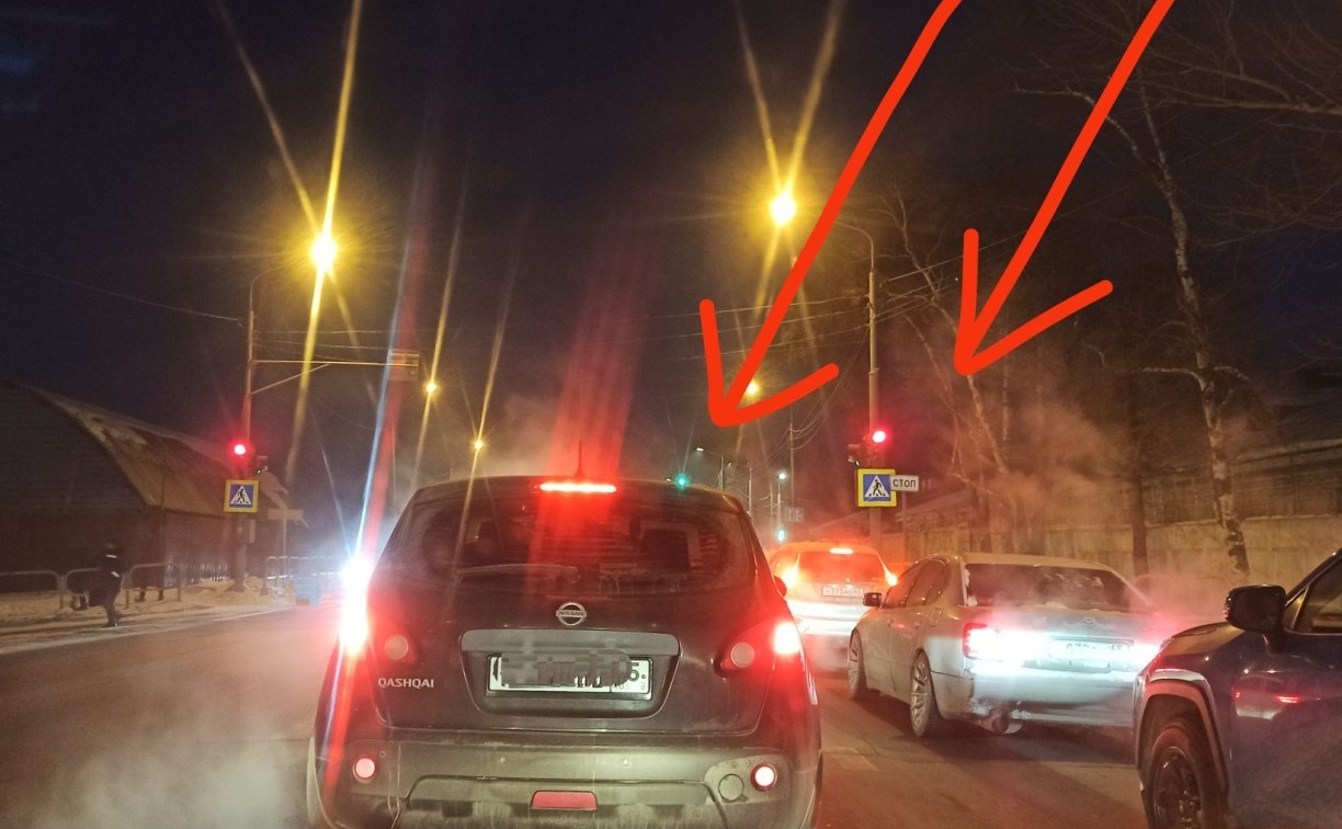 Водители жалуются на пробки из-за "двойного" светофора на Ленина-Авиационной в Южно-Сахалинске