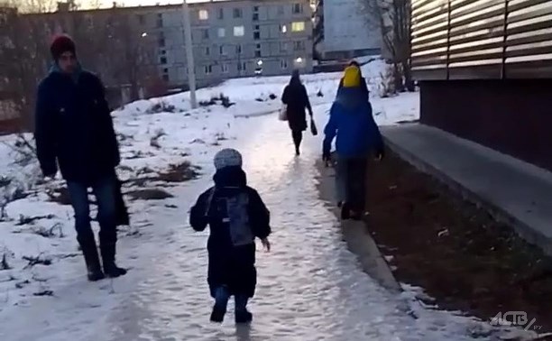  Жители сахалинского села пожаловались на "стеклянную" дорогу до школы