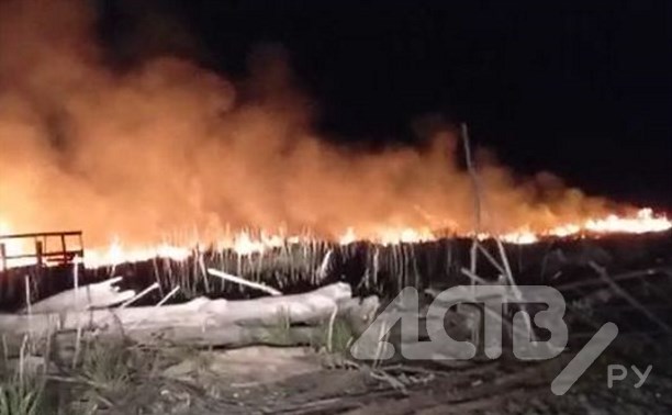 "Люди, вызовите пожарных": между Поронайском и Гастелло во время лова мойвы вспыхнул большой пожар