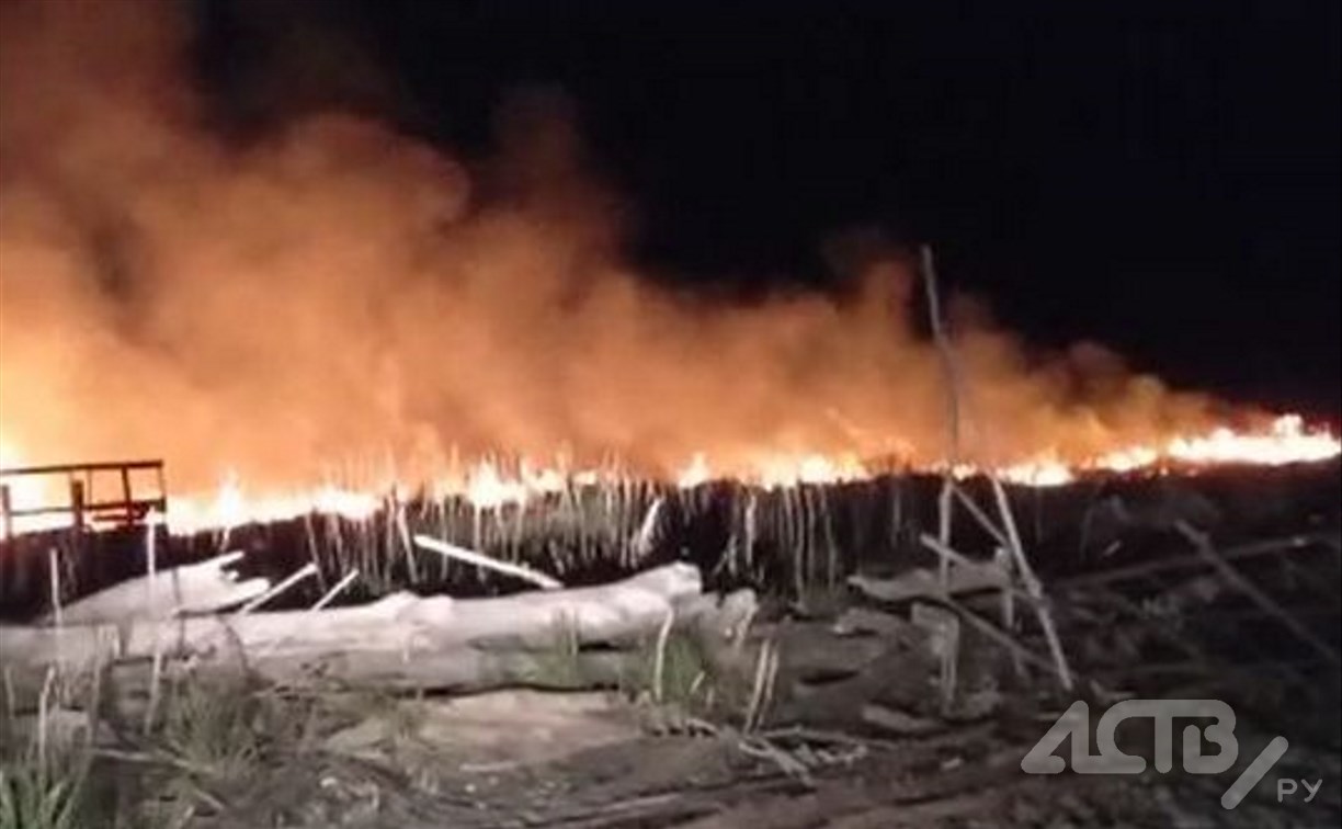 "Люди, вызовите пожарных": между Поронайском и Гастелло во время лова мойвы вспыхнул большой пожар