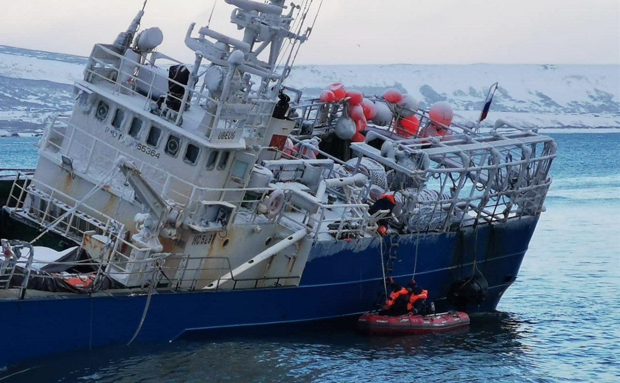 У Парамушира пытаются снять с мели судно, экипаж которого эвакуировали накануне
