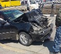 Toyota Crown врезалась в грузовик в Южно-Сахалинске
