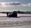 Сахалинские рыбаки проложили трассу на льду между озером и рекой и застряли