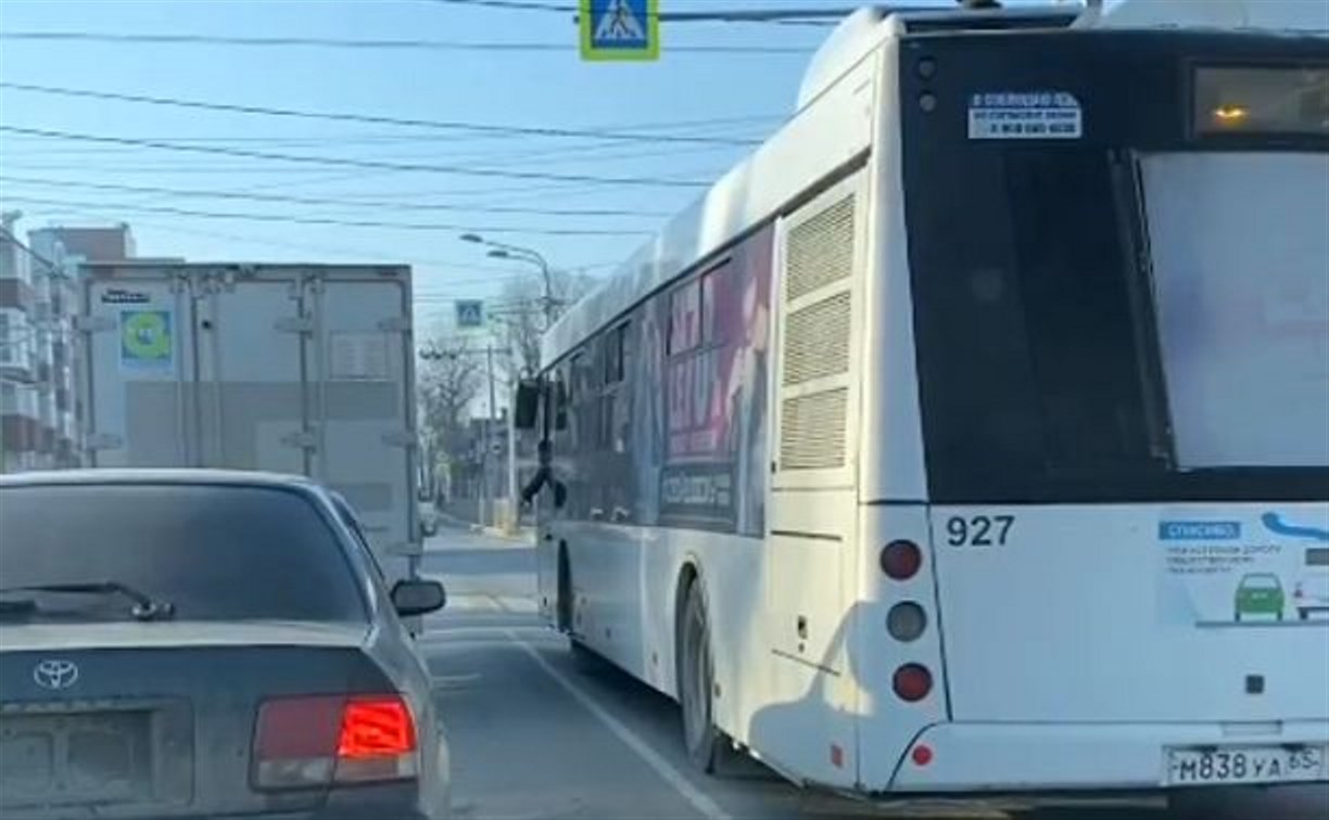 Водитель южно-сахалинского автобуса № 3 решил покурить во время поездки