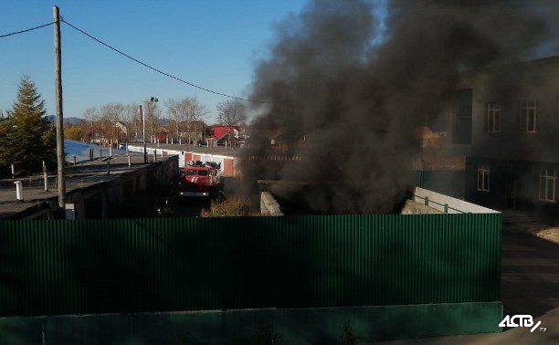Мусор и автопокрышки горели в заброшенном гараже в Южно-Сахалинске
