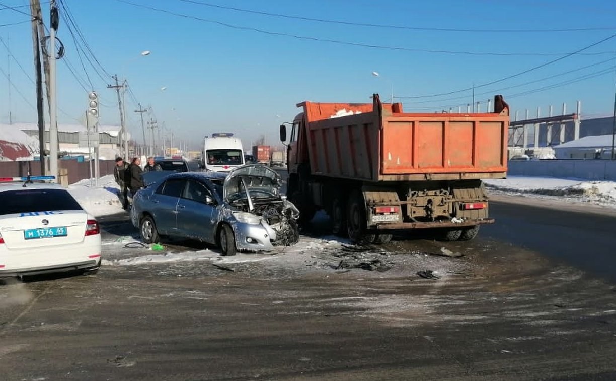 Водитель "Тойоты" не уступил дорогу КамАЗу в Южно-Сахалинске и пожалел об этом