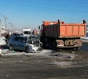 Водитель "Тойоты" не уступил дорогу КамАЗу в Южно-Сахалинске и пожалел об этом