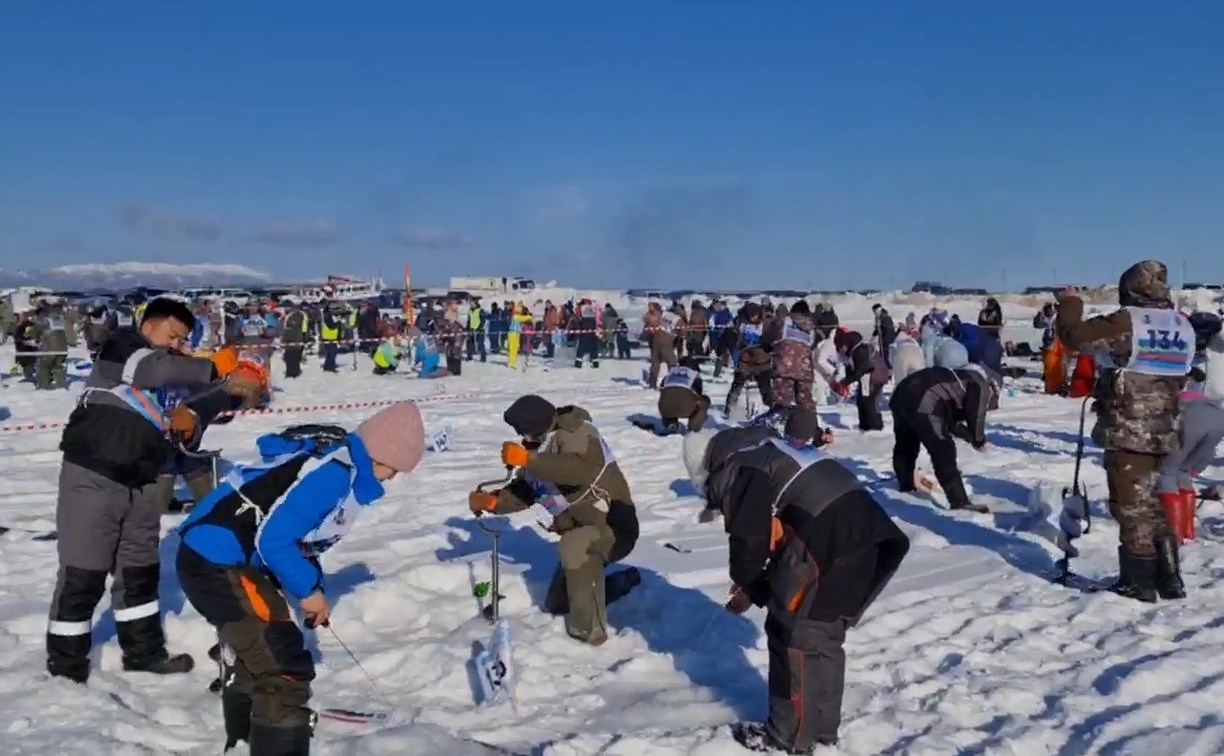 "Сахалинский лёд" собрал тысячи рыбаков: что происходит на Найбе - ВИДЕО