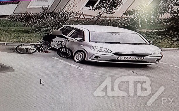 Маленький велосипедист повредил автомобиль южносахалинки - родителей просят отозваться