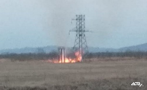 Из-за повреждения ЛЭП три села на юге Сахалина остались без света, вспыхнула трава