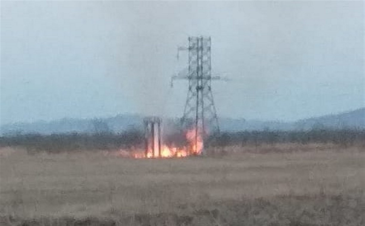Из-за повреждения ЛЭП три села на юге Сахалина остались без света, вспыхнула трава