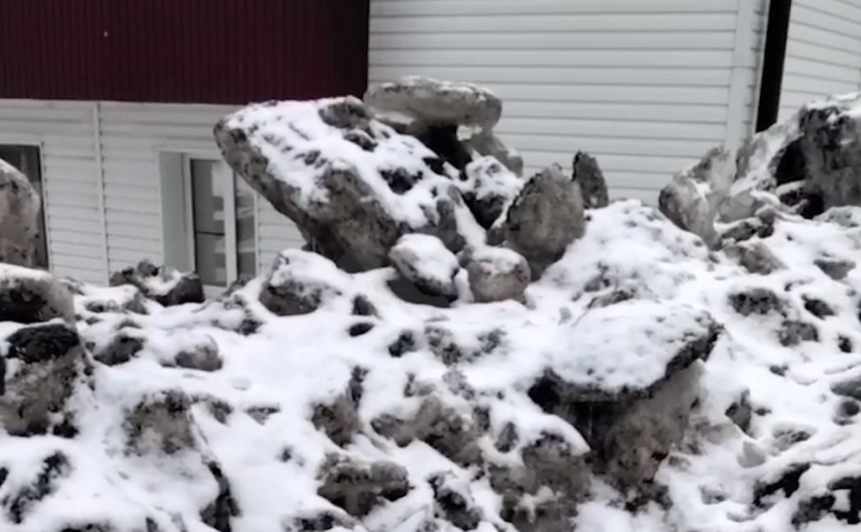 Горы до второго этажа: жительница Невельска пожаловалась на плохую уборку снега в своём дворе