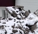 Горы до второго этажа: жительница Невельска пожаловалась на плохую уборку снега в своём дворе