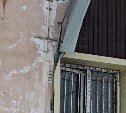 Сильный ветер разносит трансформаторную будку в Александровске-Сахалинском, фасад упал на авто