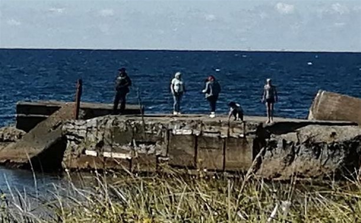 Житель Холмска: забор на пристани и детям не препятствует, и рыбакам мешает