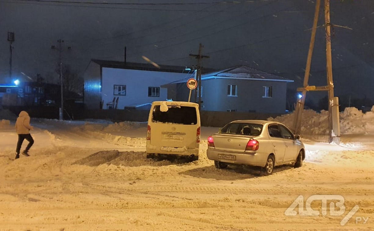 Очевидцев аварии с участием Toyota Platz и Toyota Hiace ищут в Южно-Сахалинске