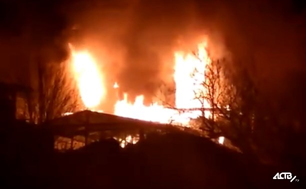 Пожарный пострадал во время тушения частного дома в Холмске