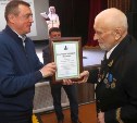 Валерий Лимаренко вручил награду "Сахалинский маяк" ветерану Александру Самарину