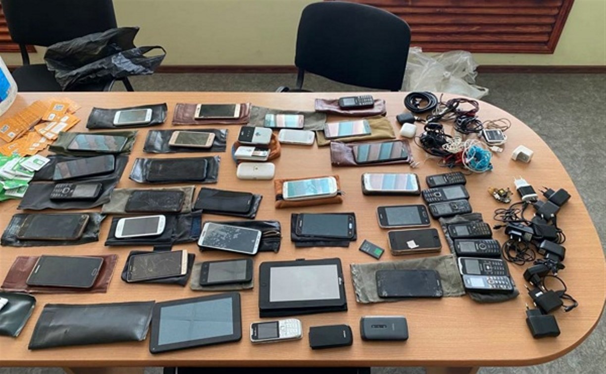 Десятки сотовых телефонов и 172 сим-карты пытались передать в колонию на Сахалине