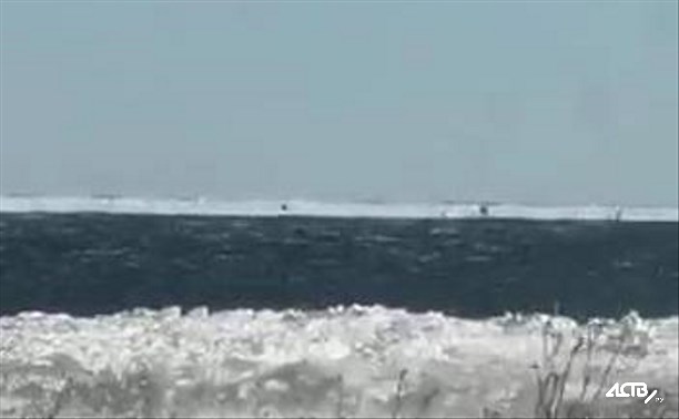 Льдину с рыбаками уносит в море в Макаровском районе