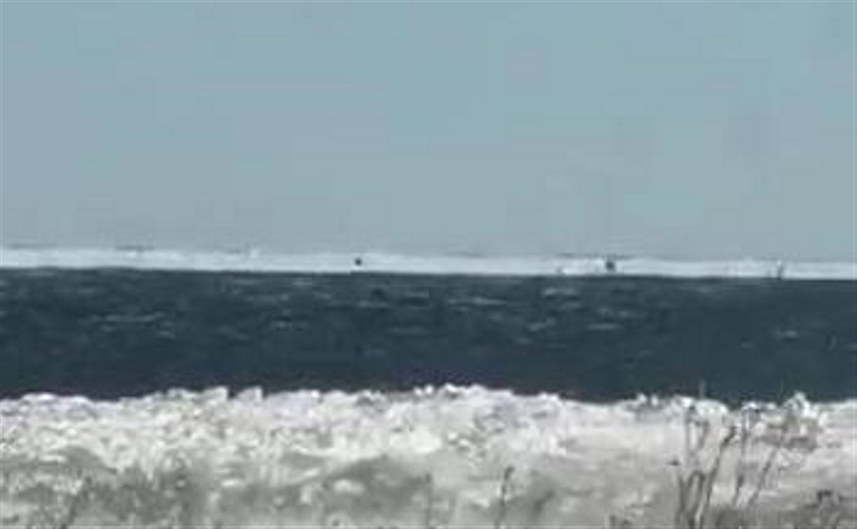 Льдину с рыбаками уносит в море в Макаровском районе