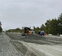 Опережают график на два года: на корсаковской трассе начали укладывать дорожную одежду