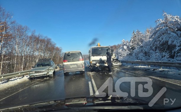 Автокран и две легковушки столкнулись в Долинском районе