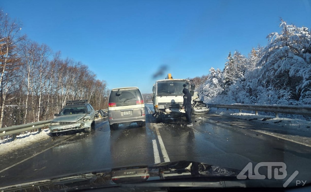 Автокран и две легковушки столкнулись в Долинском районе