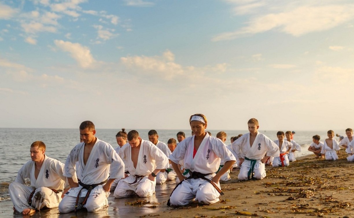 Сахалинские каратисты встретили рассвет медитацией на анивском пляже