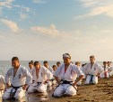 Сахалинские каратисты встретили рассвет медитацией на анивском пляже