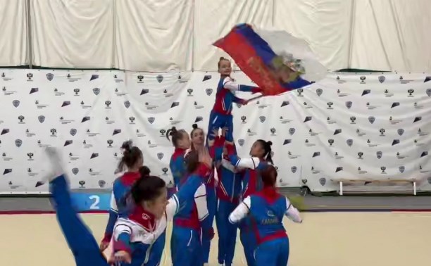 Сахалинские гимнастки устроили зажигательный флешмоб ко Дню народного единства