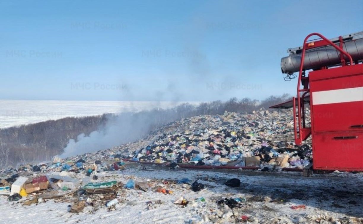 Корсаковские пожарные больше часа тушили мусор на обочине