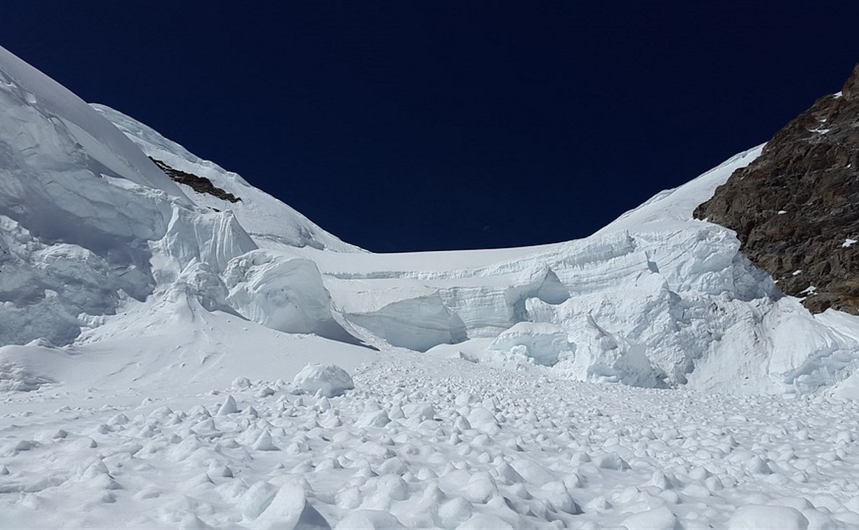 Две сотни лавин сошли за зиму на сахалинские автодороги и города