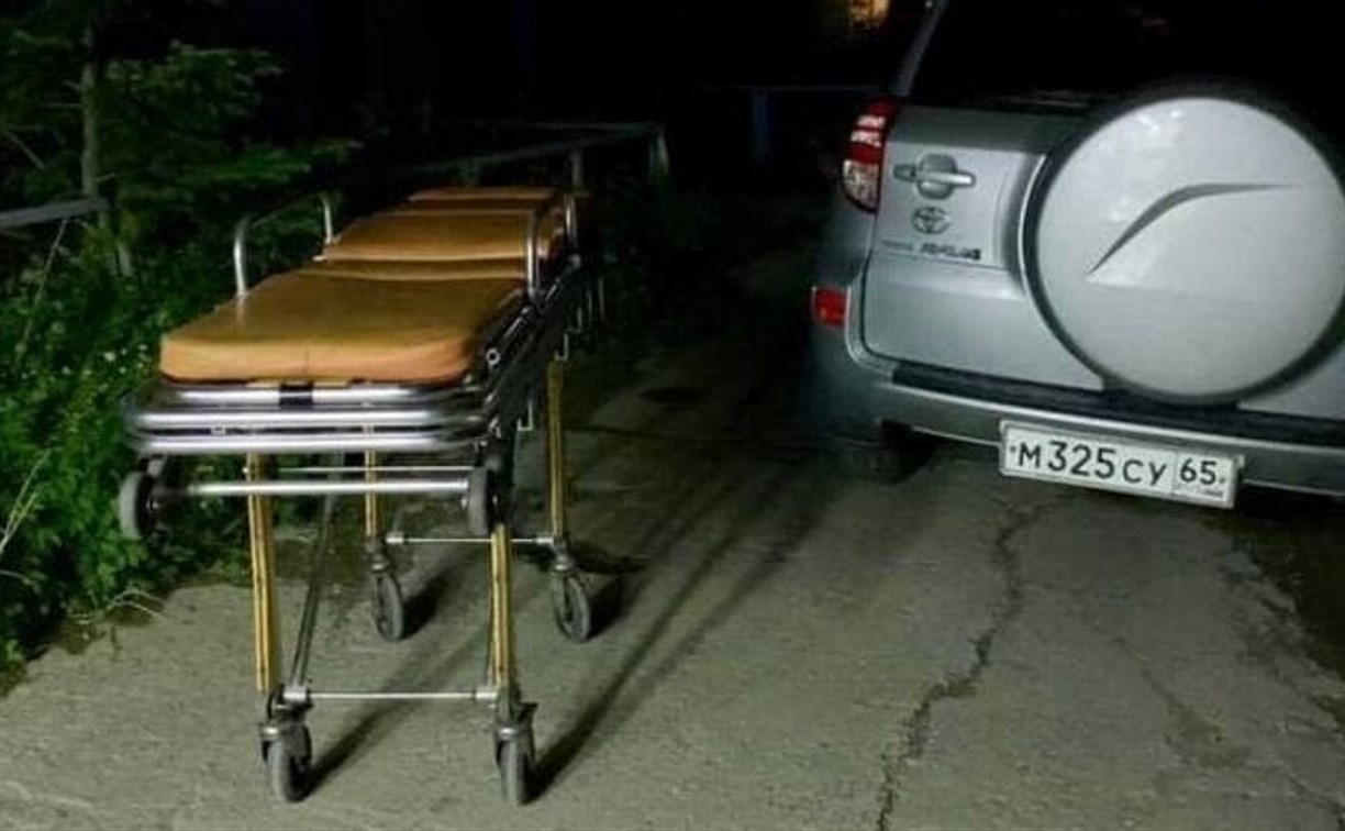 Медики скорой помощи не смогли подъехать к дому из-за припаркованного авто в Южно-Сахалинске