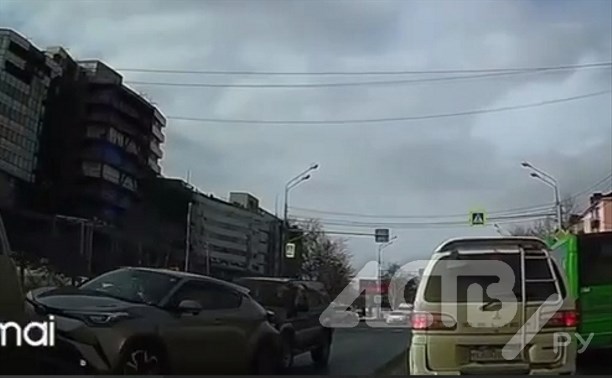 Внедорожник догнал кроссовер на проспекте Мира в Южно-Сахалинске