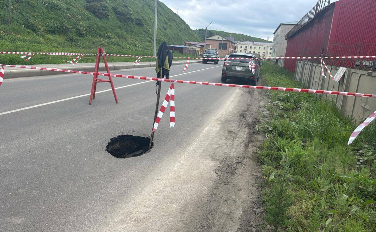 В Углегорске образовалась дыра на улице Приморской