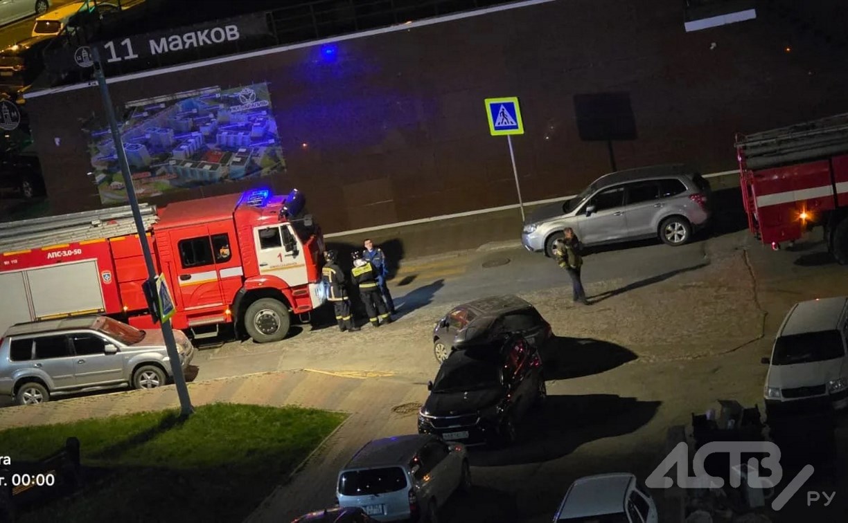 Брошенные во дворе автомобили вновь не пустили пожарных в "Аралию" в Южно-Сахалинске