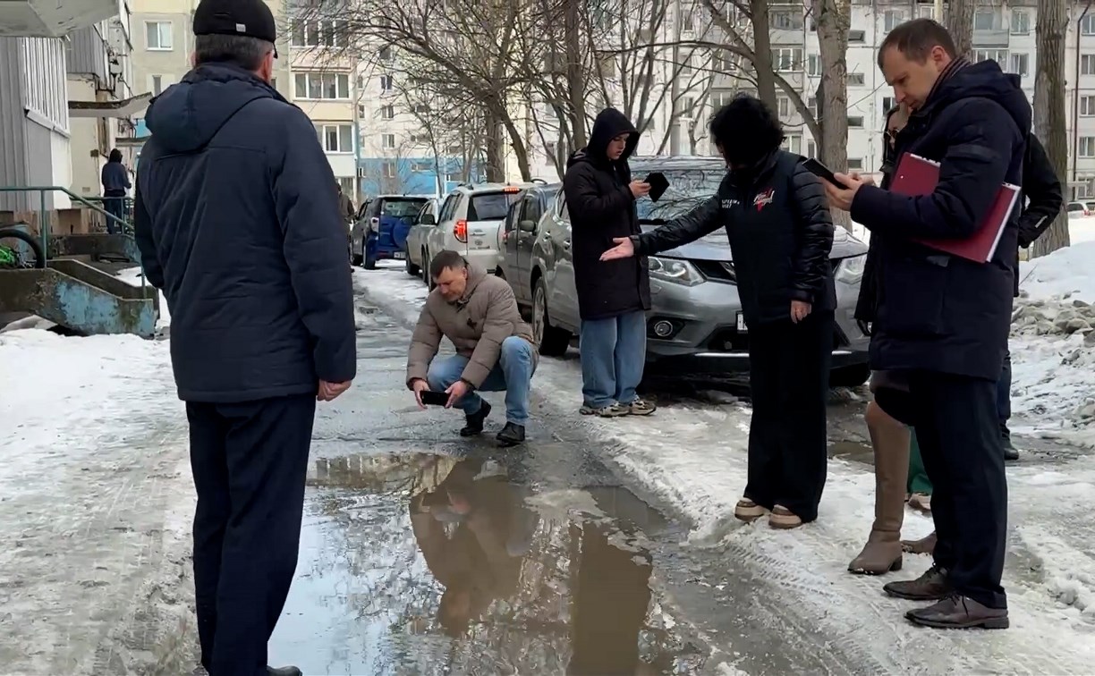 "Приводить в порядок тротуары немедленно": "Губернаторский контроль" проверил дворы и подвалы Южно-Сахалинска