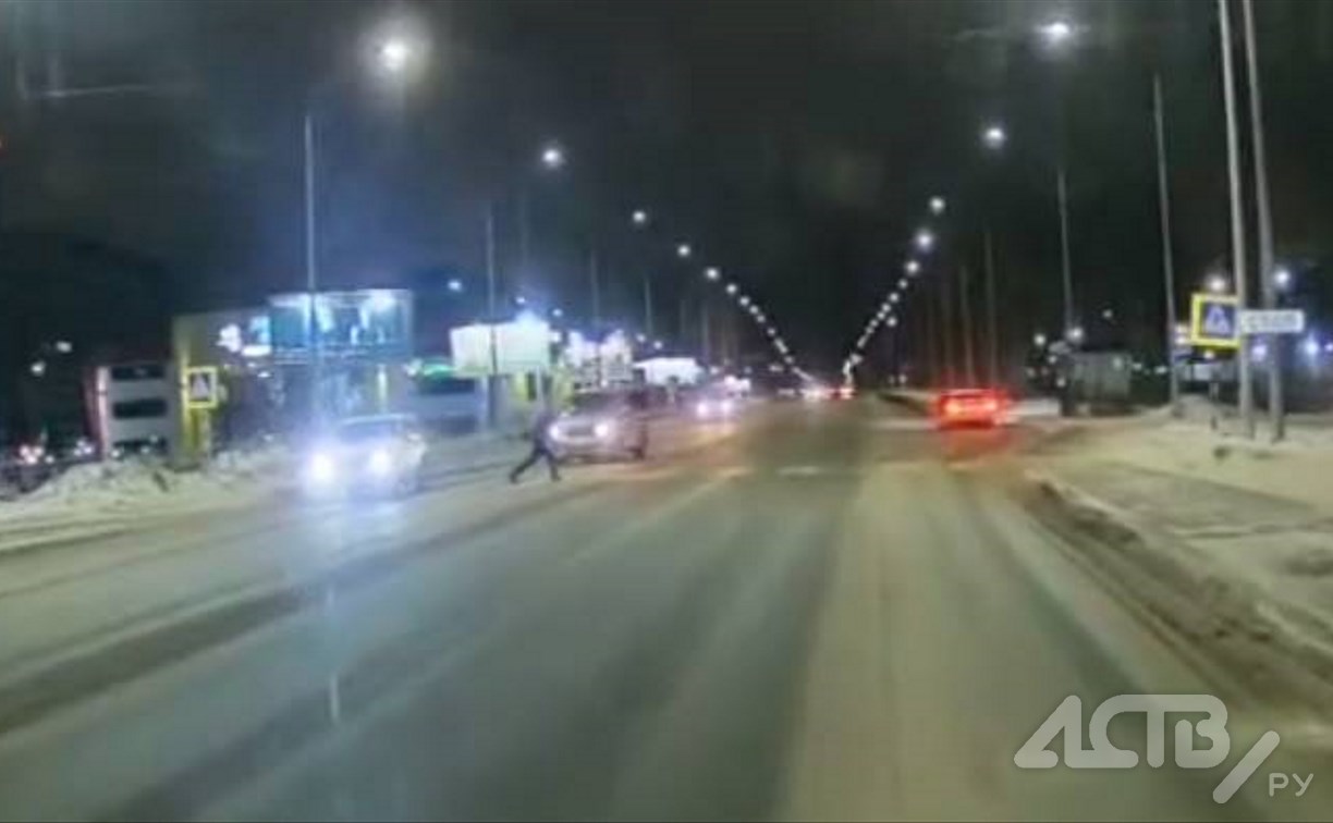 За секунду до: микроавтобус в Южно-Сахалинске едва не сбил школьника на "зебре"