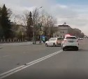 "Мгновенная карма": водитель без страха сиганул через двойную сплошную перед носом ГАИ в Южно-Сахалинске 