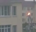 Гроза подпалила линию электропередачи и обесточила дома в Дальнем