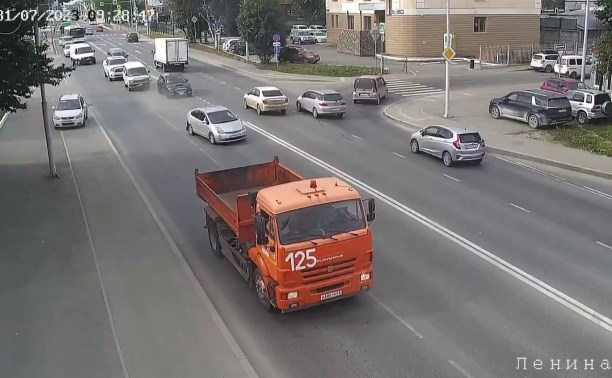 В Южно-Сахалинске микроавтобус впился в зад гибриду 