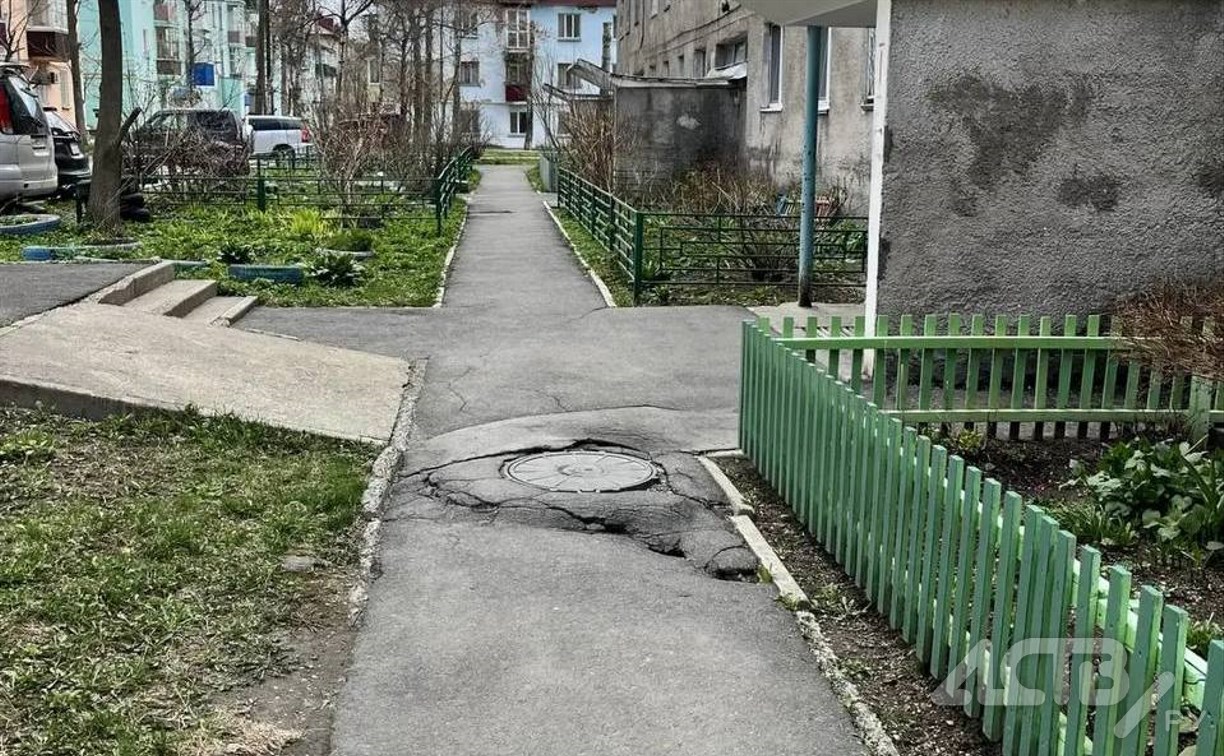 Дыры, провалы и выбоины: жители домов по ул. Поповича в Южно-Сахалинске жалуются на двор